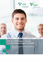 AGV BWV AB Umfrage Cover 2015 Das Bild zeigt eine Person in formeller Kleidung, die lächelt und in die Kamera schaut. Im Hintergrund sind unscharfe Personen sichtbar. Über dem Bild steht der Titel „Die Ausbildungsumfrage der Versicherungswirtschaft“, gefolgt von zusätzlichen Informationen zur Erhebung.