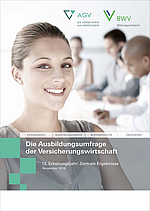 AGV BWV AB Umfrage Cover 2016 neu Das Bild zeigt das Titelblatt eines Berichts über die Ausbildung in der Versicherungswirtschaft. Es enthält den Titel “Die Ausbildungsumfrage der Versicherungswirtschaft” sowie das Veröffentlichungsdatum November 2016. Das Design ist modern und verwendet graphische Elemente in einer klaren Farbpalette.