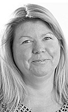 Ein Porträt einer lächelnden Frau mit langen, hellen Haaren. Sie trägt ein gemustertes Oberteil und ist vor einem hellen Hintergrund abgebildet. Ihr freundlicher Gesichtsausdruck vermittelt Offenheit und Freundlichkeit.