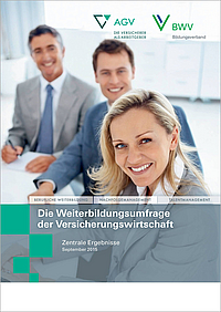 Das Bild zeigt eine Gruppe von drei lächelnden Personen, die in einem Büro sitzen. Im Vordergrund ist eine Frau mit langem, blondem Haar zu sehen. Im Hintergrund befinden sich zwei Männer. Die obere Hälfte des Bildes enthält den Titel eines Dokuments über die Weiterbildung in der Versicherungswirtschaft.