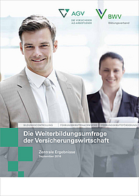 Ein männlicher Geschäftsmann in Anzug lächelt in die Kamera, während eine Frau im Hintergrund leicht lächelt. Im Vordergrund steht der Titel der Umfrage zu Weiterbildung in der Versicherungswirtschaft, datiert auf September 2016.