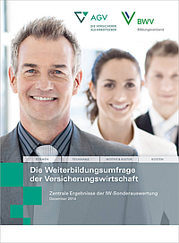Ein lächelnder Mann im Anzug steht im Vordergrund. Im Hintergrund sind unscharfe Personen zu sehen. Der obere Teil des Bildes enthält den Titel "Die Weiterbildungserhebung der Versicherungswirtschaft" und Informationen über eine Umfrage zu Weiterbildungskosten und -motiven.