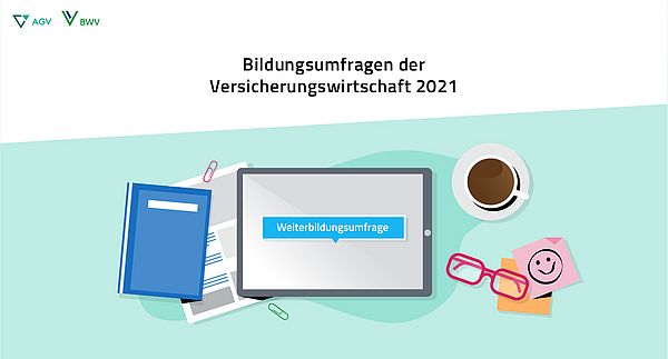 Ein Tablet mit der Aufschrift „Weiterbildungsumfrage“ steht im Mittelpunkt. Daneben liegen ein blauer Ordner, Notizblätter, eine Tasse Kaffee, eine Brille und ein Notizzettel mit einem Smiley. Die Überschrift lautet: „Bildungsumfragen der Versicherungswirtschaft 2021“.