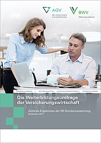 Ein Mann und eine Frau besprechen am Arbeitsplatz ein Dokument über die Weiterbildung in der Versicherungswirtschaft. Der Titel des Dokuments lautet: „Die Weiterbildungserhebung der Versicherungswirtschaft – Zentrale Ergebnisse der IW-Sonderauswertung, Dezember 2017.“