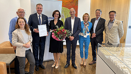 Mit Stolz nahm BWV- und DVA-Kapitänin“ die Ehrenamtsmedaille für ihr Engagement im Bereich der beruflichen Bildung entgegen Mit Stolz nahm BWV- und DVA-Kapitänin“ die Ehrenamtsmedaille für ihr Engagement im Bereich der beruflichen Bildung entgegen