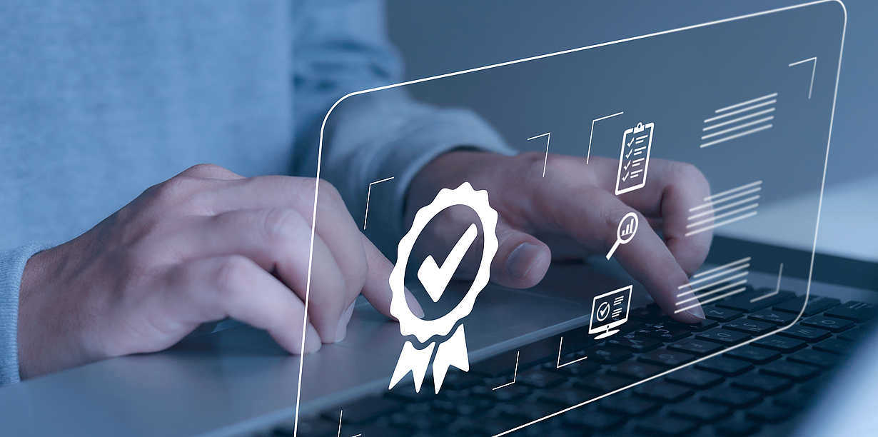 Die Abbildung zeigt Hände, die auf einer Laptop-Tastatur tippen. Über der Tastatur sind digitale Symbole einer Auszeichnung und Dokumente zu sehen, die auf Qualität und Zertifizierung hinweisen.