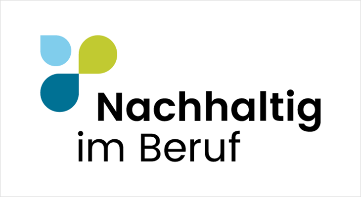 Logo mit dem Text "Nachhaltig im Beruf". Es enthält farbige grafische Elemente in Blau und Grün. Fokus auf Nachhaltigkeit in der Arbeitswelt.