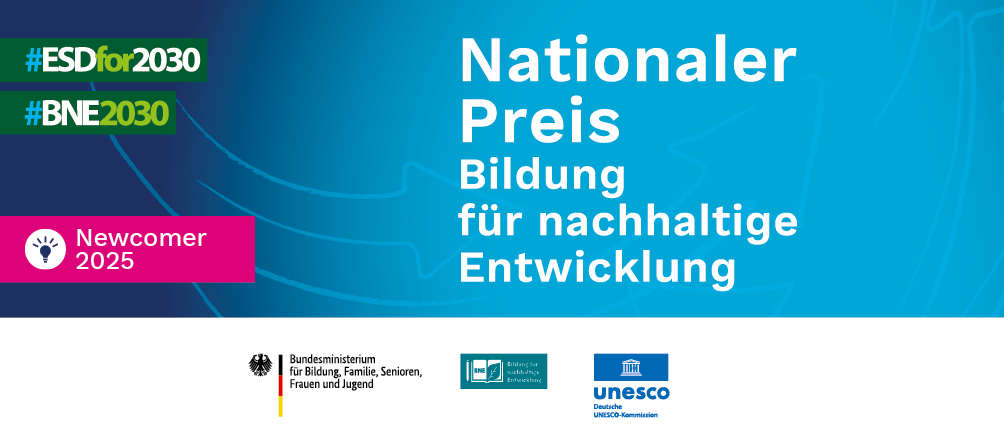 Alternative Text: Banner für den Nationalen Preis "Bildung für nachhaltige Entwicklung", mit dem Hinweis auf "Newcomer 2025". Logos des Bundesministeriums für Bildung und der UNESCO sind ebenfalls abgebildet.