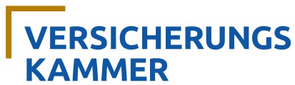 Das Bild zeigt den Schriftzug "VERSICHERUNGSKAMMER" in blauer Schrift auf hellen Hintergrund, ergänzt durch ein gelbes Quadrat in der oberen linken Ecke. Es handelt sich um ein Logo, das im Kontext von Versicherungsdienstleistungen verwendet wird.